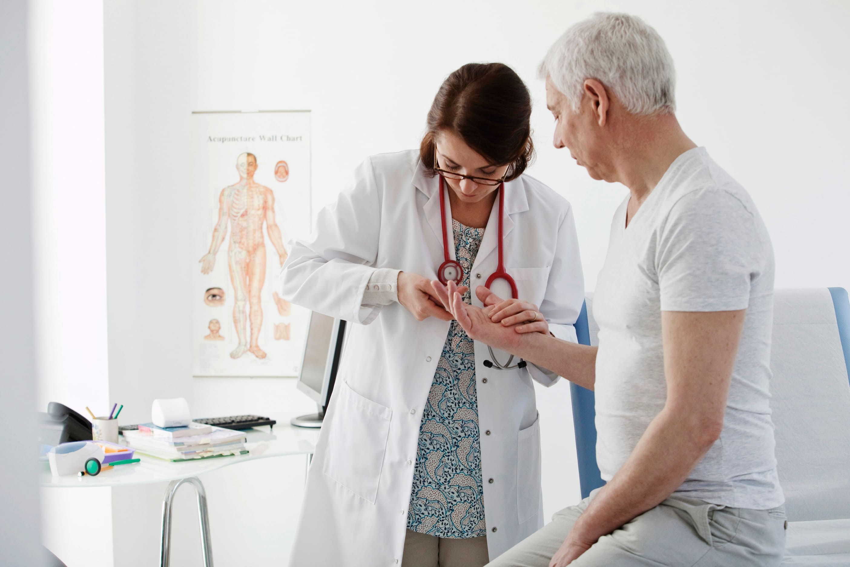 Raynaud&rsquo;s phenomenon - Doctor looking at patient&rsquo;s fingers